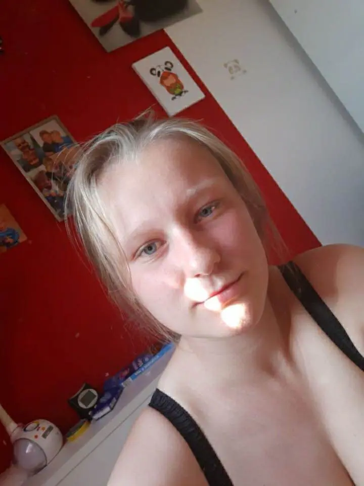 2nwzwhvnbd (18) female from US - sexting partner