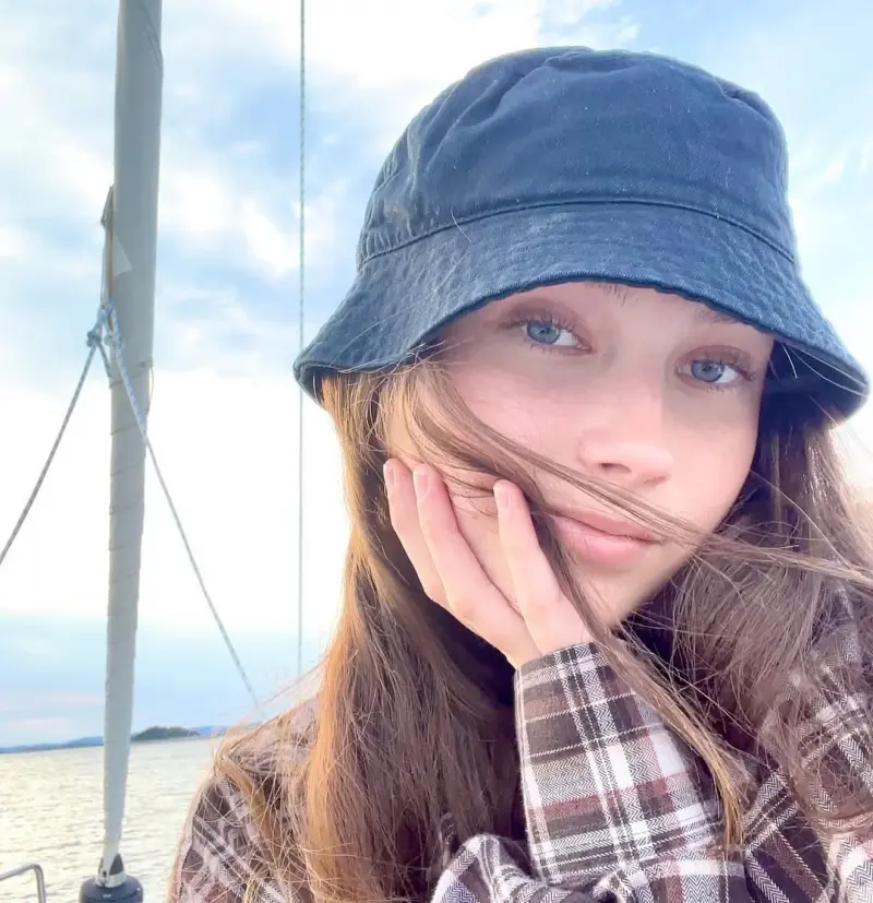 339_230_4858 (18) female from US - sexting partner