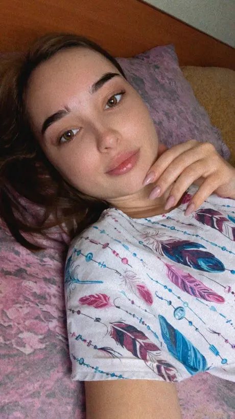 999ehxsdyi (25) female from US - sexting partner