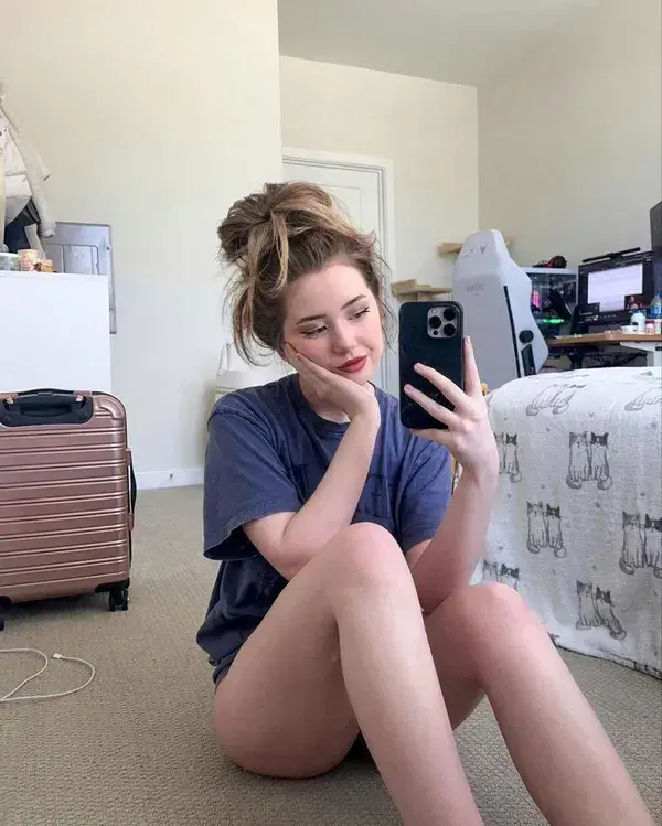 9krjuxv4zj (18) female from CH - sexting partner