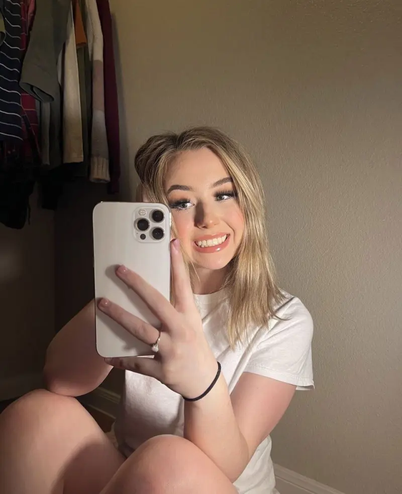 Alexa749 (21) female from US - sexting partner