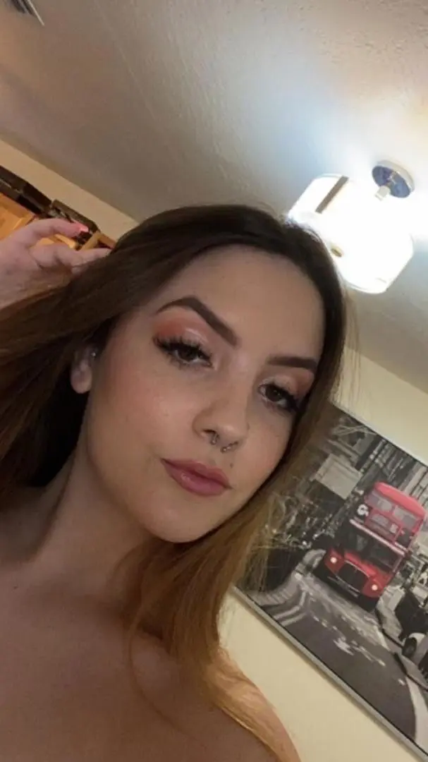 Amelia827378 (18) female from CA - sexting partner