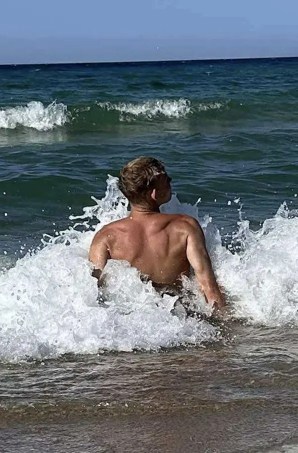 Benny4452 (18) male from DK - sexting partner