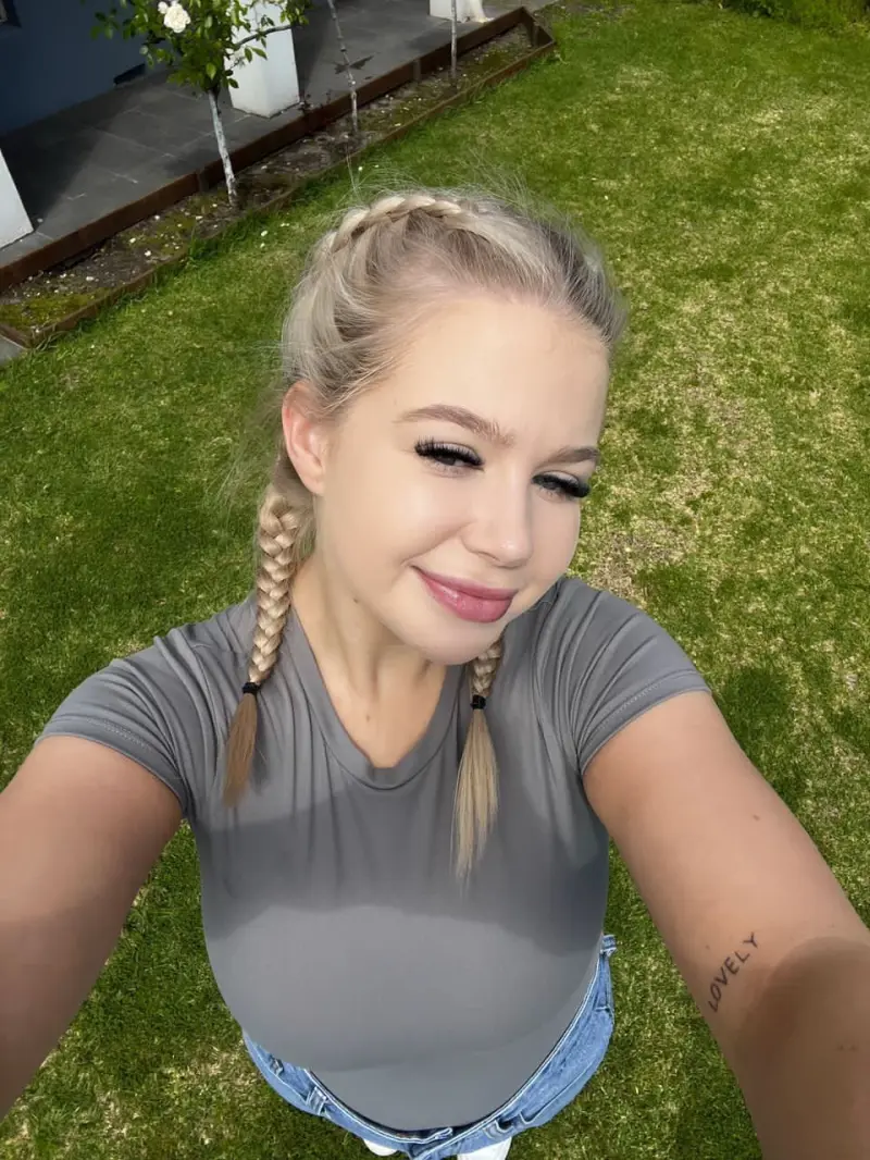 Charlottethiago (23) female from US - sexting partner