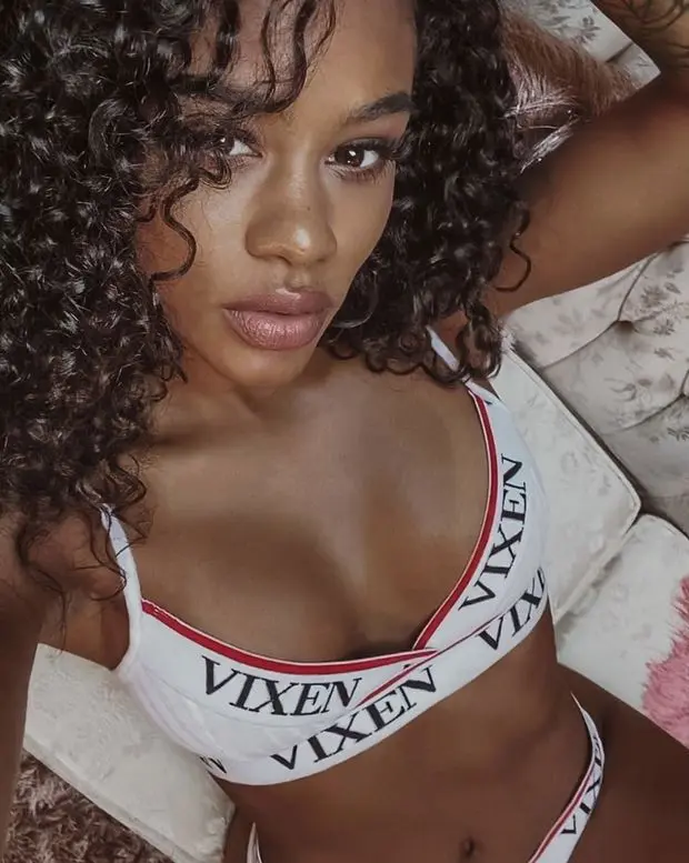 Clara826278 (18) female from CA - sexting partner