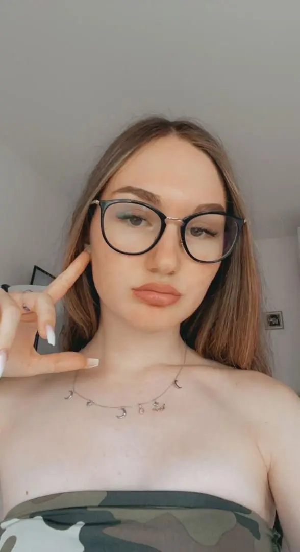 Coley3322 (20) female from GB - sexting partner