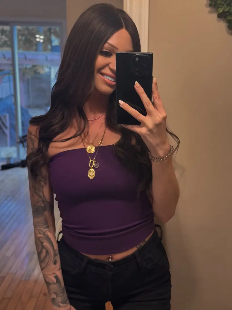 Cynthia1 (18) female from IE - sexting partner