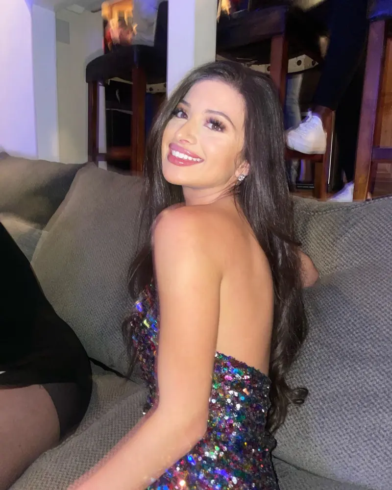 Elisa21xx-e (21) female from US - sexting partner