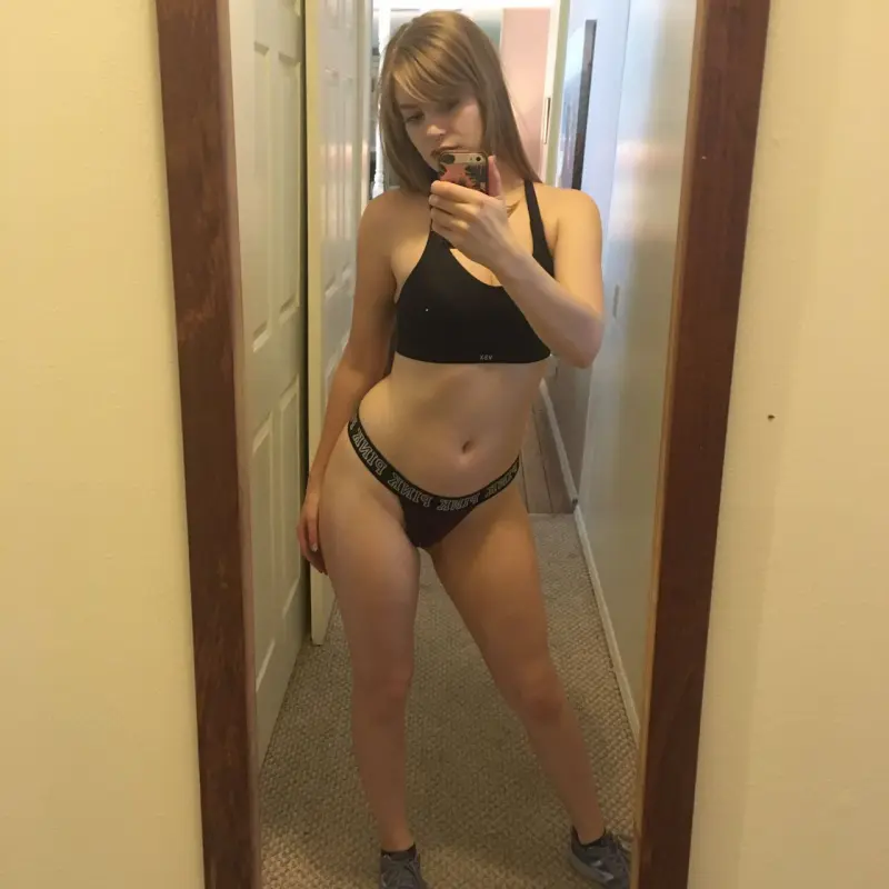 Elizabeth999 (20) female from GB - sexting partner