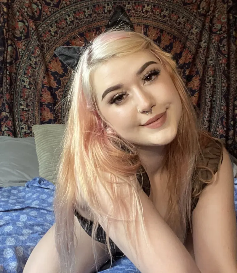 Emma63870 (22) female from US - sexting partner