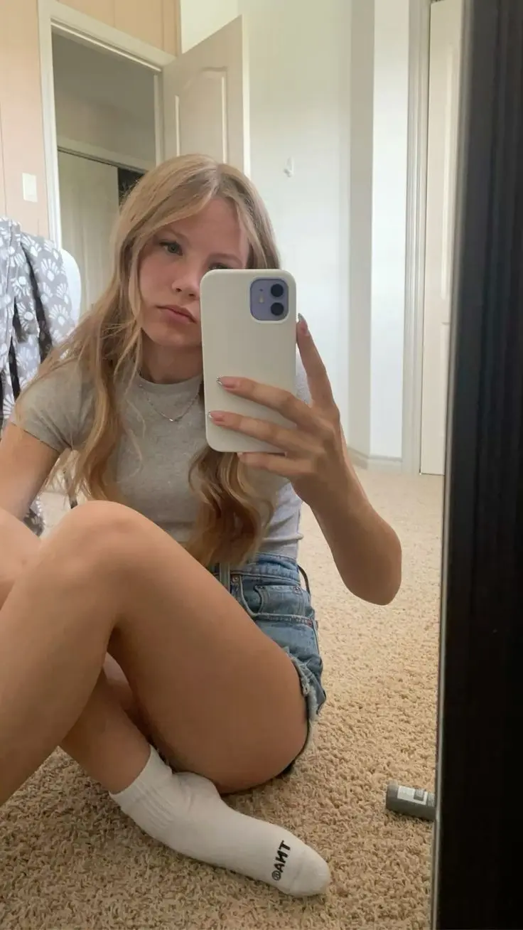 Fallon23 (18) female from US - sexting partner