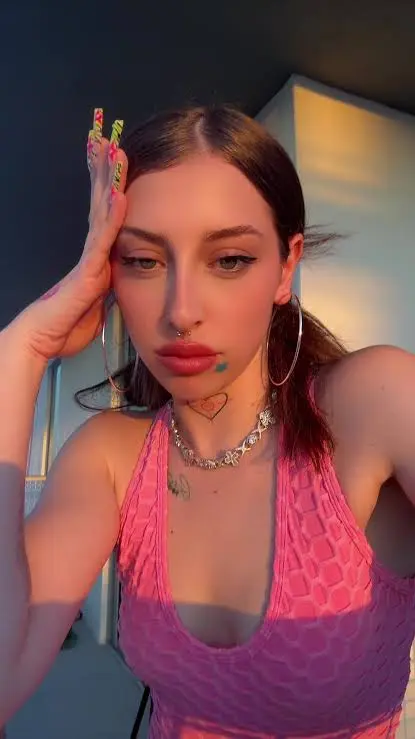 Hannah092 (18) female from US - sexting partner