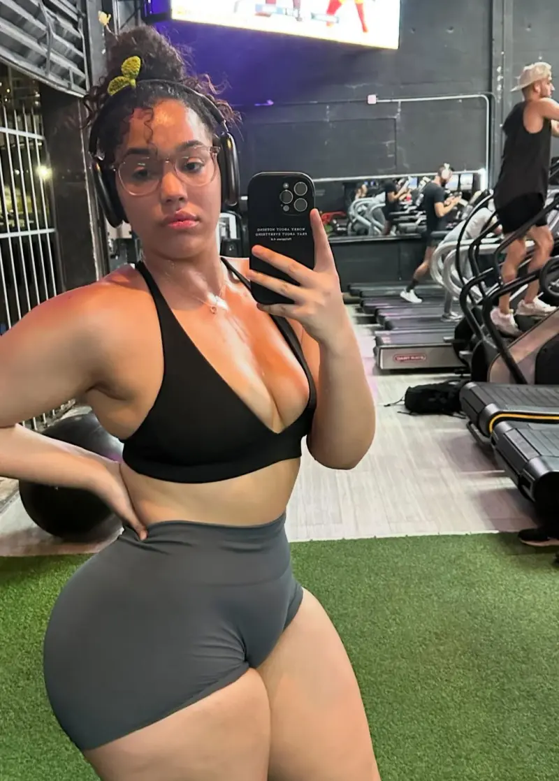 Isabella803 (18) female from GB - sexting partner