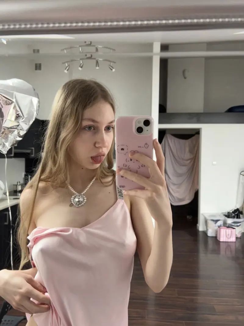 Katiex218 (18) female from US - sexting partner