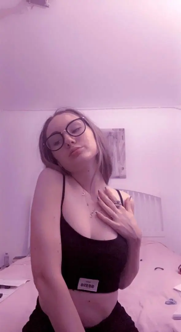 Mary87322 (20) female from AE - sexting partner