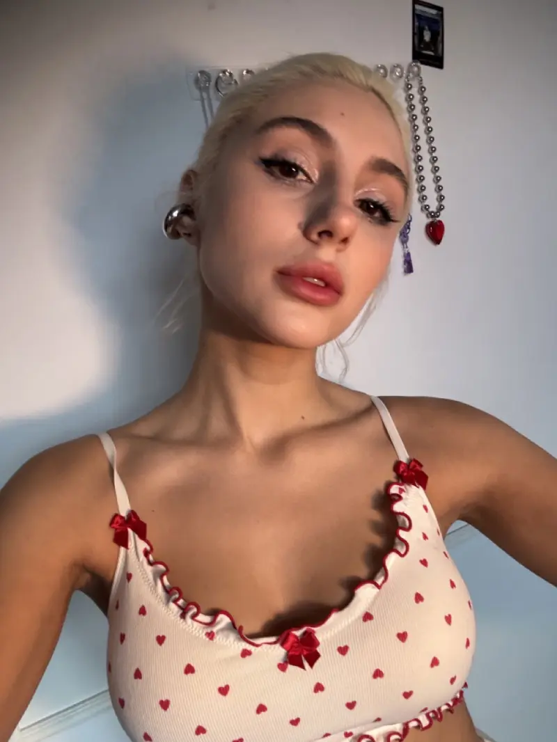 Meara881 (21) female from US - sexting partner