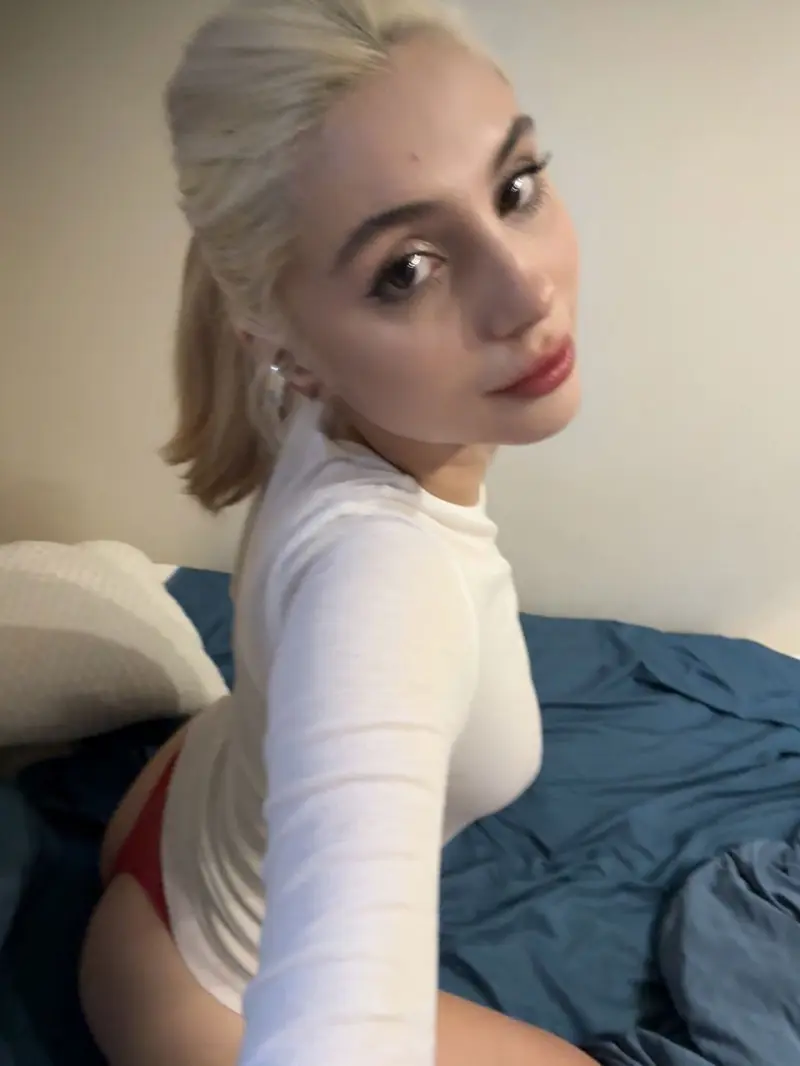 Meara_991316 (21) female from US - sexting partner