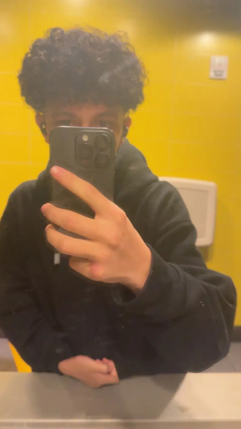 Miguel42032 (18) male from US - sexting partner