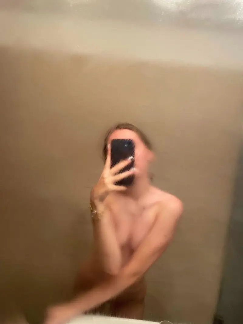 Mmmgmfjfjf (20) female from IT - sexting partner