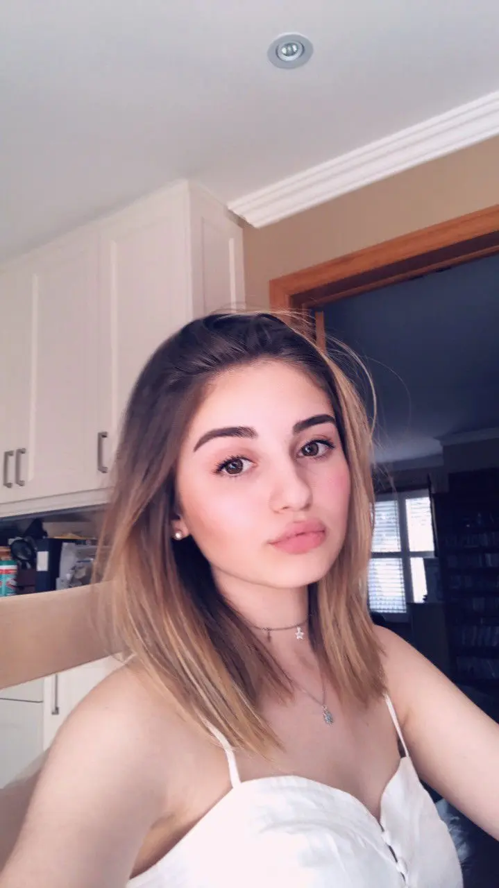 Nora_9876 (18) female from US - sexting partner