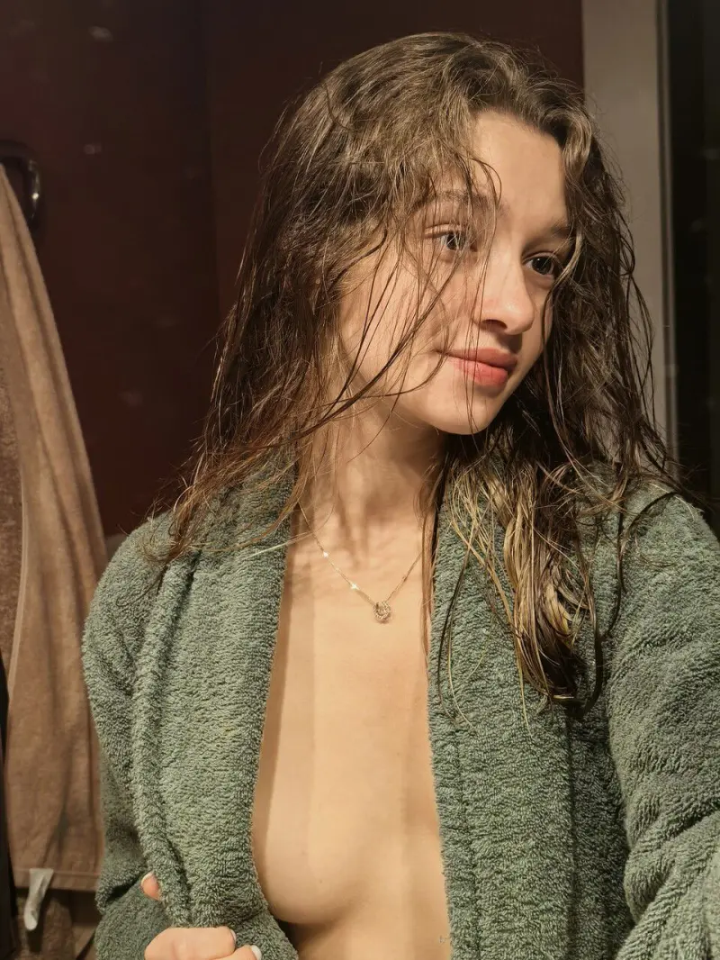 Oliviaxxx (18) female from US - sexting partner