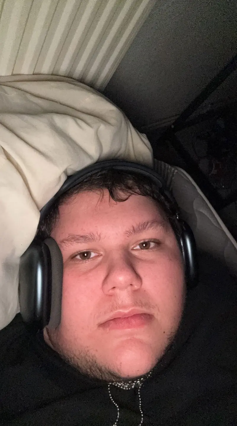 Pinsk (20) male from FR - sexting partner