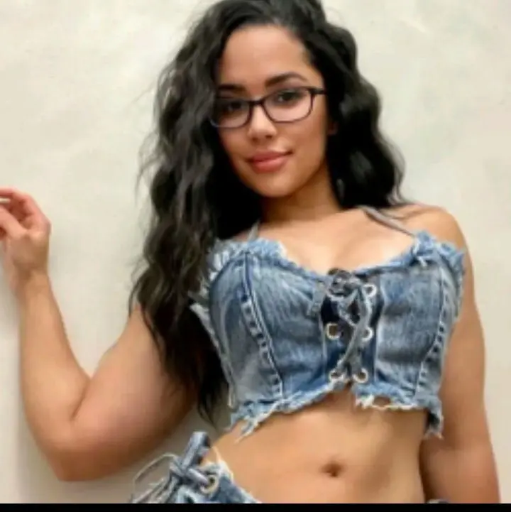 Prettynailaah6500 (26) female from US - sexting partner