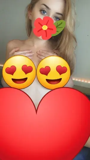 QueenXx910 (20) female from GB - sexting partner