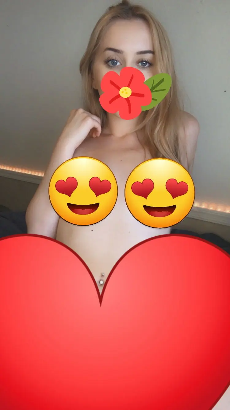 Queenxx43378 (20) female from CA - sexting partner