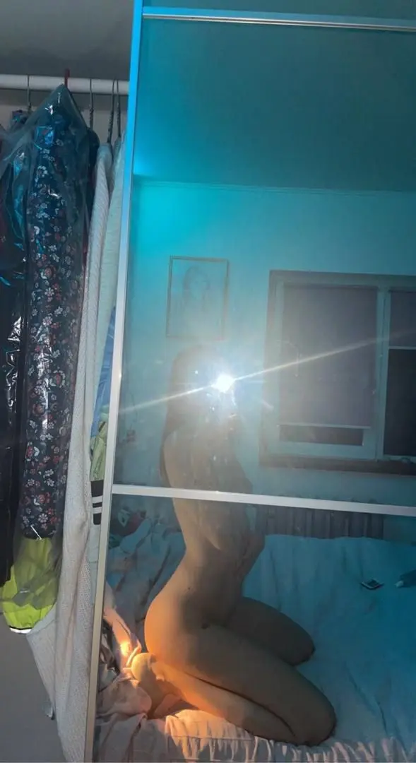 RoseDeb22 (18) female from BE - sexting partner