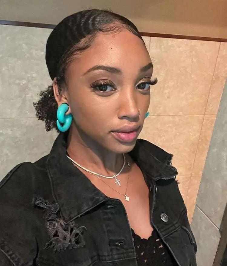 Roseline (27) female from US - sexting partner