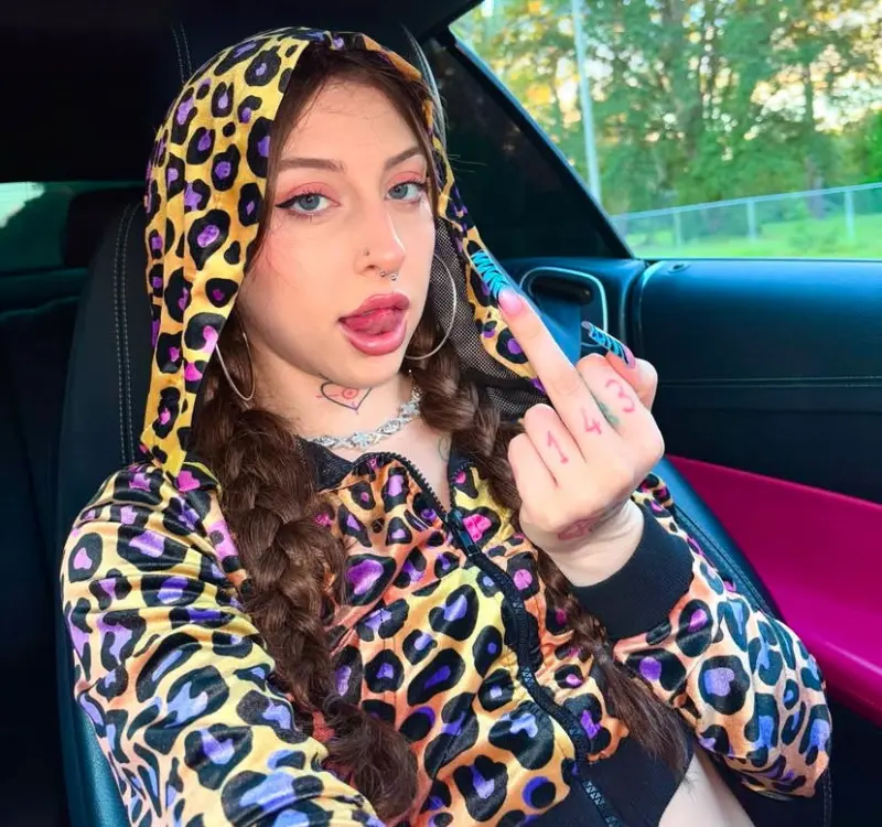 Sandra610 (18) female from US - sexting partner