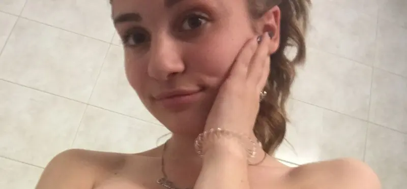 Shara008 (18) female from US - sexting partner