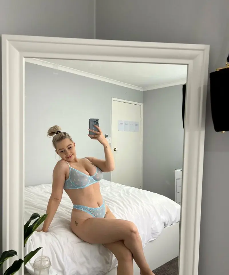 Suzanne4266 (21) female from US - sexting partner