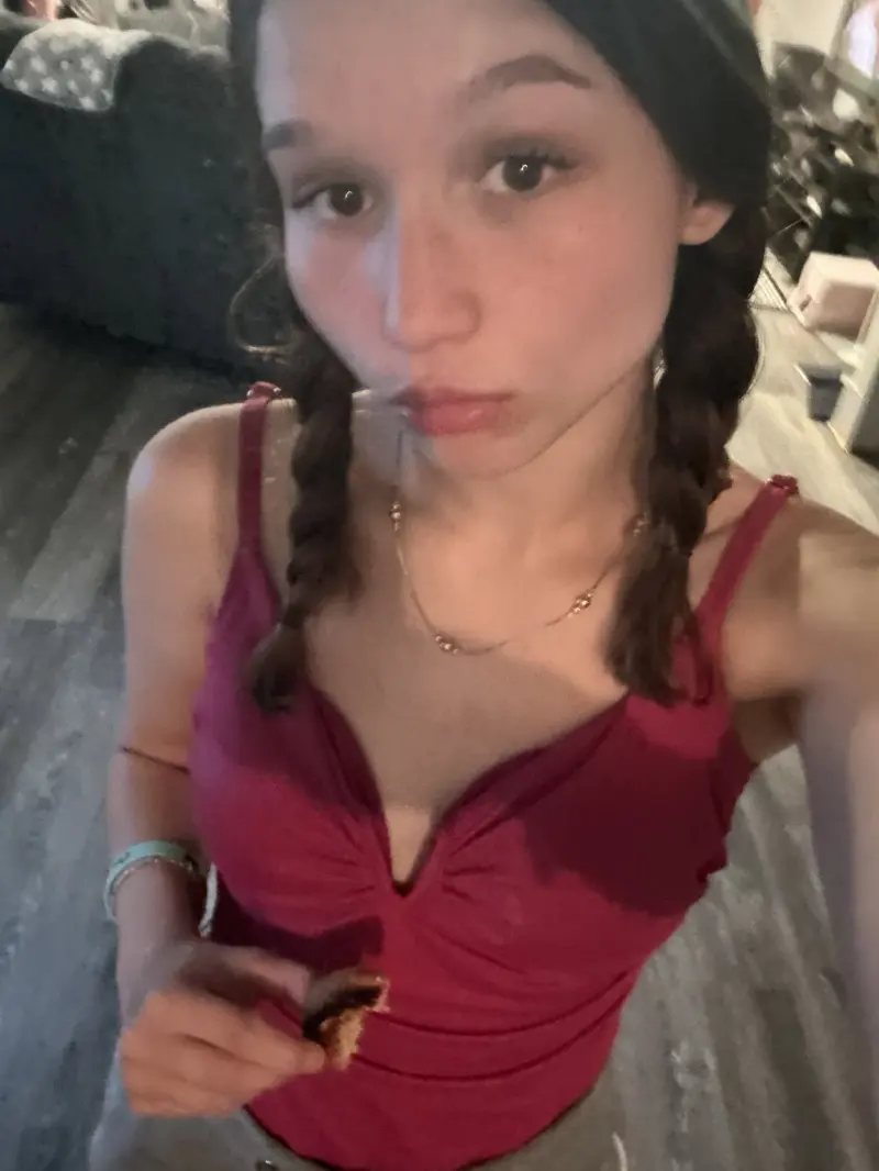 adamrebecca222 (18) female from US - sexting partner