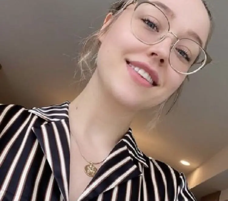 angelamolley2 (18) female from US - sexting partner