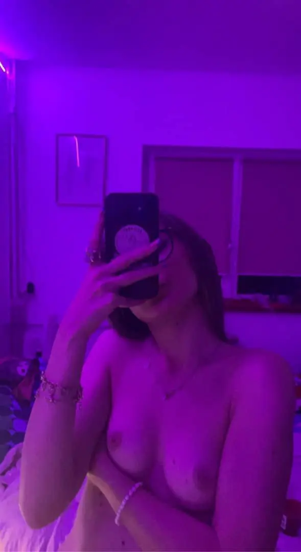 anniemarry (19) female from AU - sexting partner