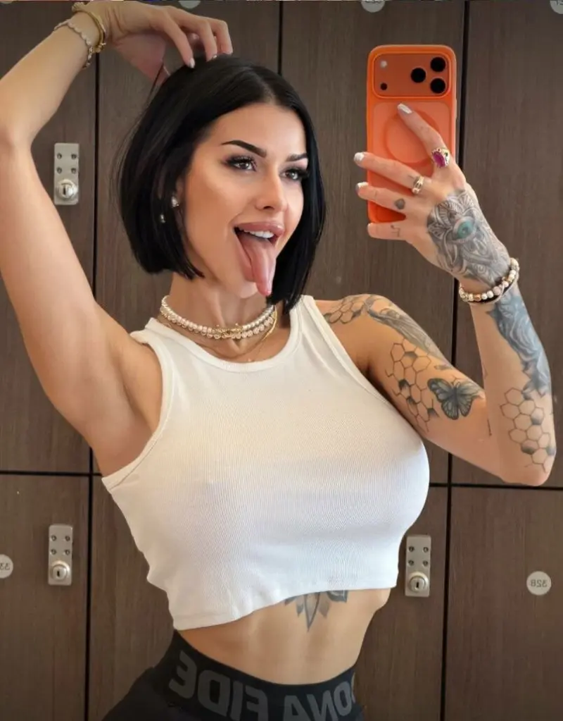 aurora5623 (18) female from US - sexting partner