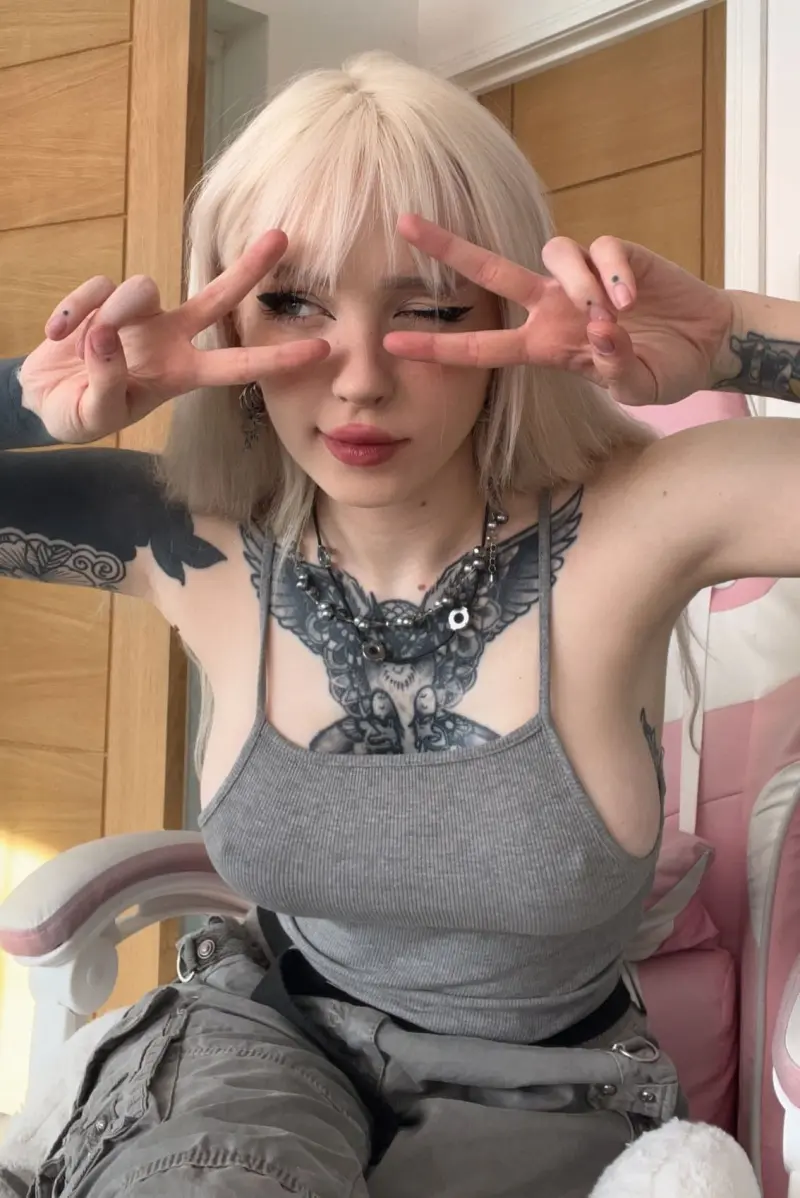 babay527282 (22) female from US - sexting partner