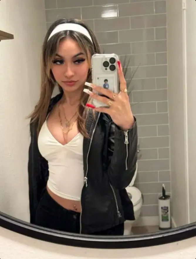 bahulut (18) female from US - sexting partner