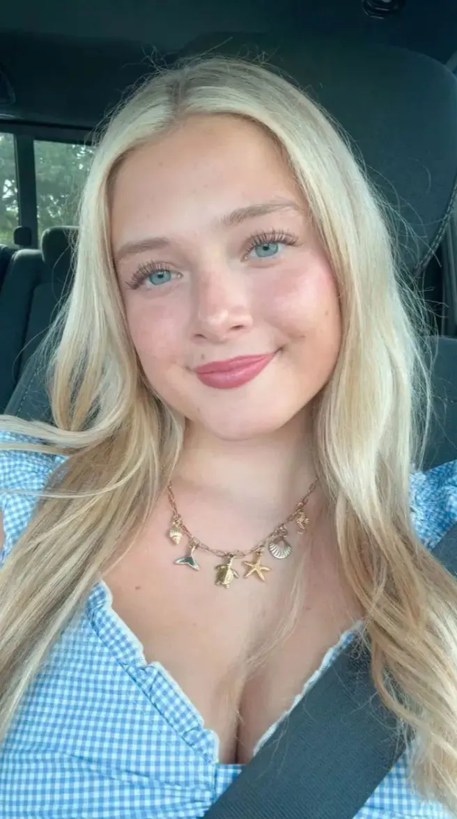 bajocob (18) female from US - sexting partner