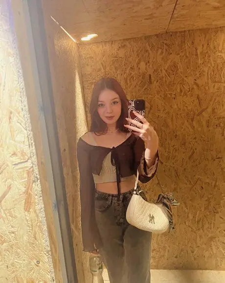 bebafa7250 (21) female from AU - sexting partner