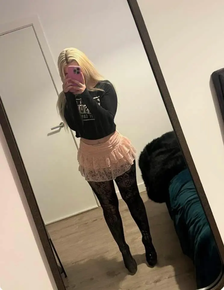 bebahaj824 (20) female from GB - sexting partner