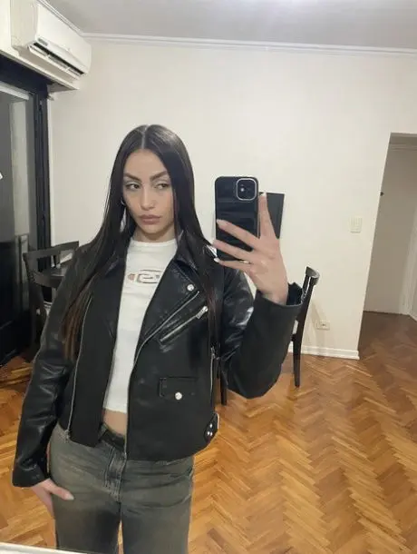 belep97152 (24) female from GB - sexting partner