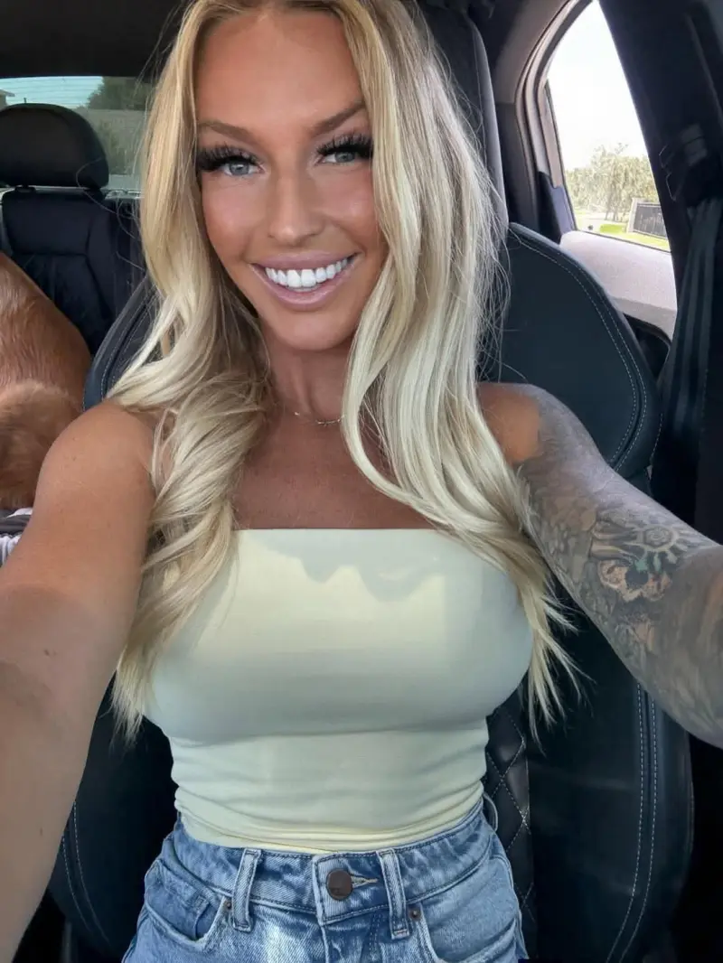 besbogklq (18) female from US - sexting partner