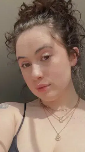 bevih20997 (18) female from GB - sexting partner