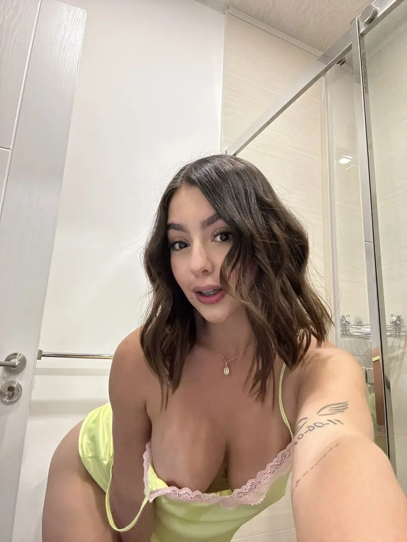 bezofy (23) female from US - sexting partner