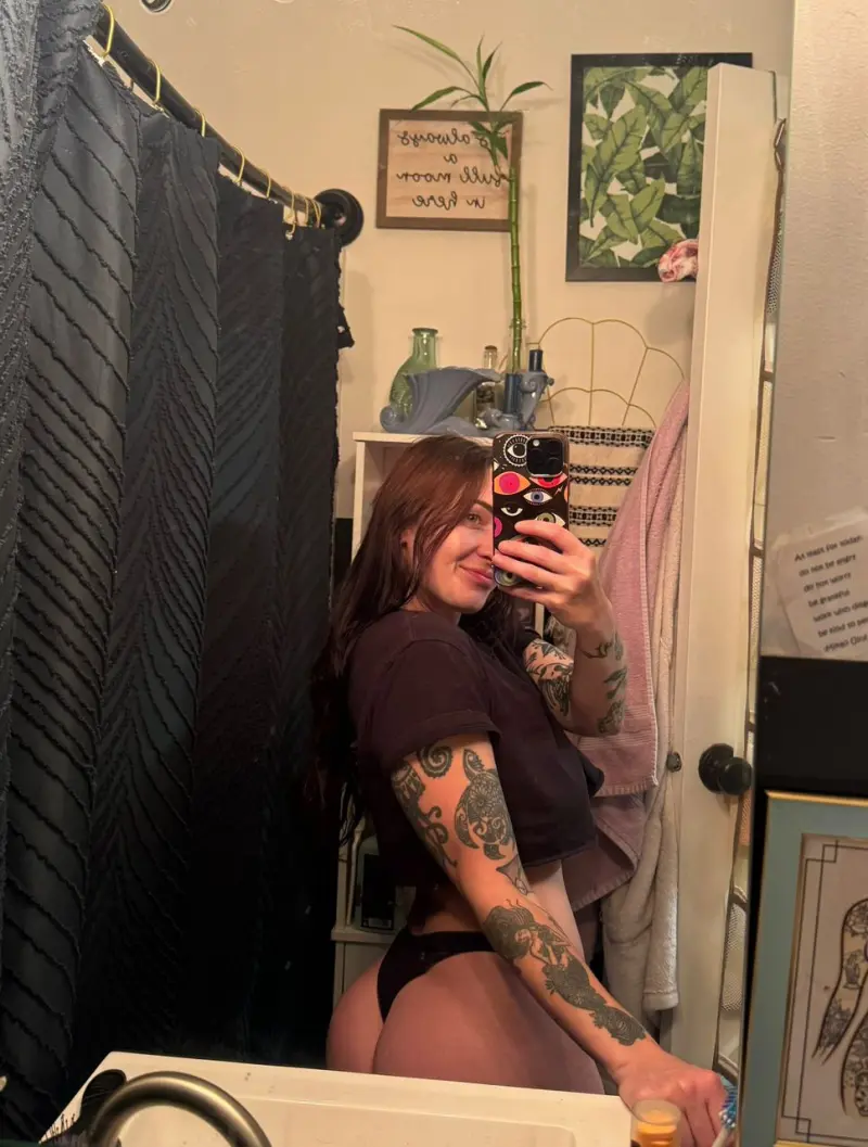 bhddghggf (26) female from US - sexting partner