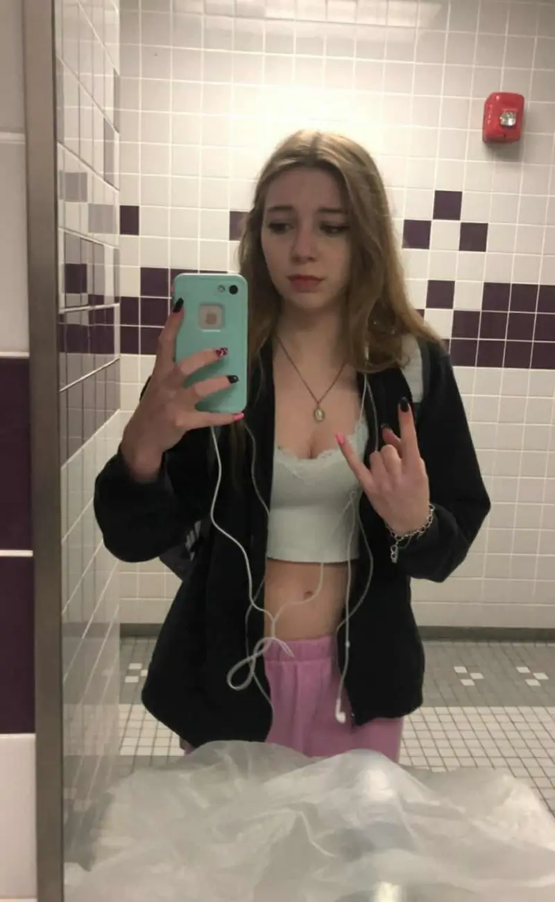 bisavos185 (19) female from US - sexting partner