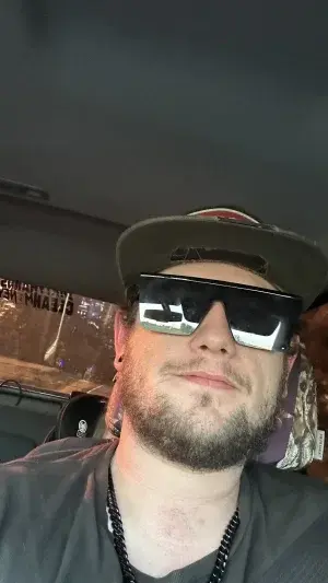 boredwelder97 - 18 years old male from United States sexting partner